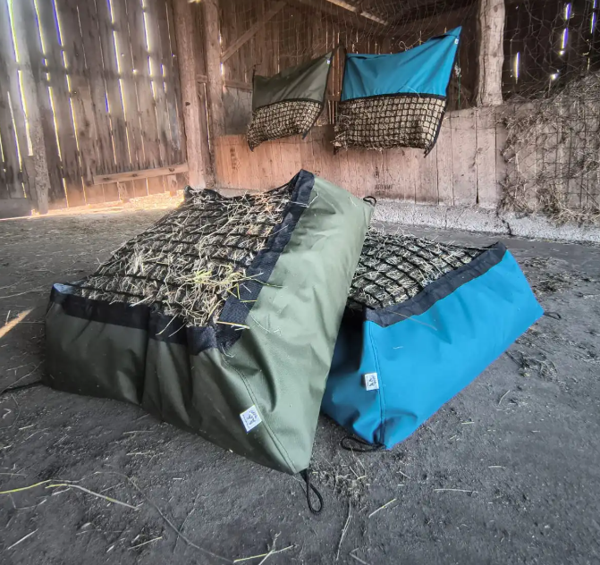 Torba na siano ograniczająca pylenie i marnowanie paszy dla konia