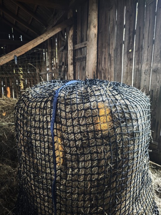 Duża siatka na siano na bele 120-150cm ograniczająca marnowanie paszy